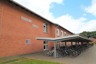 Tre byrådsmedlemmer stiller op i Sørvad for at diskutere vilkårene for de mindre folkeskoler i Herning Kommune, herunder den lokale Vinding Skole. ?Foto: Christian Sjurman