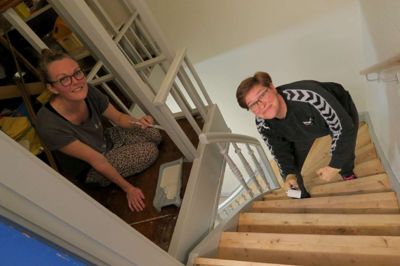 Fie Bjerre (t.v.) og Helle Noe er blandt de forældre, der hjælper Studsgård Friskole gennem skolens støtteforening. Deres næste opgave bliver at bygge en ny legeplads.?foto: jesper wind