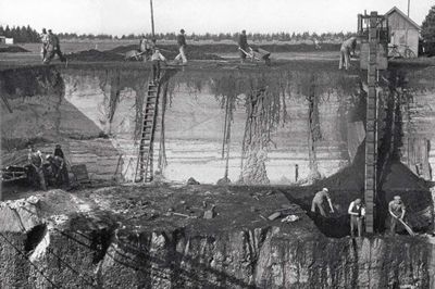 Muligheden for at tjene penge ved hårdt arbejde i lejerne tiltrak mange hundrede eventyrlystne mennesker. Guide Jan Svendsen viser rundt i området og fortæller historier fra dengang.
