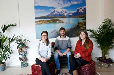 Udover Morten Kjær, sidder også Camilla Andersen (t.v.) og Camilla Kjærulff på kontoret i Herning. - Lige nu har vi absolut højsæson, fordi der er dem, som er sent ude med påskeferien, dem som er rigtigt sent ude med vinterferien, dem der er ude med sommerferien, og dem der er ud i rigtig god tid til efteråret. Og så er vejret bare trist og gråt, så jeg tror, at de fleste, inklusiv mig selv, gerne vil have styr på, hvornår man skal væk, siger Morten Kjær. ?Foto: Flemming Hansen