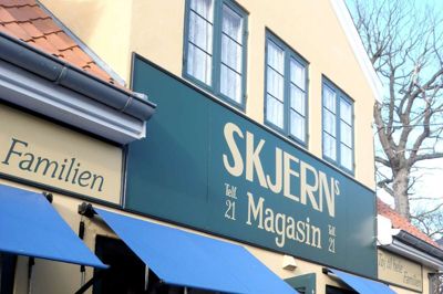 Mange af rekvisitterne fra Korsbæk på Bakken er de originale »Matadormodeller« fra serien og man bliver lynhurtigt sat tilbage til 1930'erne.