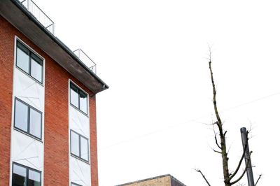 Hotel Corona vil gerne fylde hullet mellem hotellet og Skolegades Bageri ud med et nybyggeri, så det kan udvides med 28 ekstra værelser. ?Foto: Flemming Hansen - Skitse: Arkitec