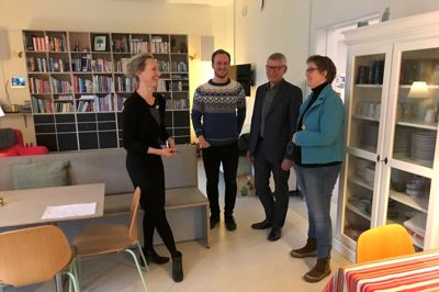 - Der sker noget nu, fastslår kristendemokraten Marianne Karlsmose (t.h.), der med oprettelsen af et midtjysk børnehospice som mærkesag blev valgt ind i det nye regionsråd. Fredag var hun sammen med formændene for psykiatri- og socialudvalget og hospitalsudvalget, Jacob Isøe Klærke (SF) - med fuldskæg - og Henrik Gottlieb Hansen (S), på besøg på børnehospicet Lukashuset i Hellerup, hvor afdelingssygeplejerske Nanette Quistorff fortalte og viste rundt. ?Foto: Privatfoto