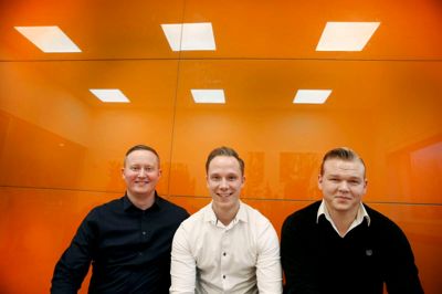 Studiet på Erhvervsakademi MidtVest har blandt andet lært Bjørn Heltborg Svendsen (t.h.), Lars Moesgaard og Casper Stockmarr Søgaard, at det er vigtigt at kunne indgå i et team. - Det er enormt vigtigt, at man ikke står alene med tingene. Jeg kørte død i en idé, fordi jeg ikke havde nogen at diskutere den med, men da vi slog hovederne sammen om det her, oplevede jeg en helt anden synergi, og det skal man ikke undervurdere, siger Bjørn Heltborg Svendsen. ? Foto: Flemming Hansen