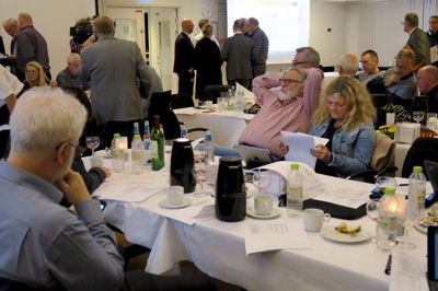 Efter valgnattens langstrakte konstitueringsforhandlinger i Regionshuset i Viborg ligger det nu endeligt fast, hvordan det nyvalgte regionsråds 41 medlemmer har fordelt posterne - ikke kun i forretningsudvalget, men også i de fire stående udvalg for perioden 2018-2021 og i de fire midlertidige udvalg, der kun består i år. ?Foto: Lars Work Kristensen