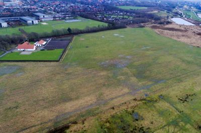 Dette areal ved Fuglsang Sø skal bebygges med 350 boliger, hvis det står til Jacobsen Group og Herning Kommune. Øverst til venstre ses Skolen på Sønderager, som skal nedrives for at give plads til yderligere et boligområde. Det er ejeren af gården til venstre, som har solgt størstedelen af arealet til Jacobsen Group. ? Foto: Flemming Hansen