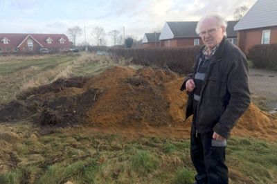Bertel Jensen er med i bestyrelsen for Troldhede Butikshus aps og fortæller, at der er arbejdet med butiksprojektet i fem år. I næste uge går de store maskiner i gang med at fjerne jord på byggegrunden. ? FOTO: OLE SKYDT