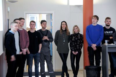 Ni af Skills-deltagerne fra Herningsholm Erhvervsskole blev hædret i går. Fra venstre er det mediegrafiker Isak Hejnesen, tømrer Mathias Jensen, bygningssnedker Mathias Frahm Pedersen, murer Kenneth Ebbesen, smed Allan Jørgensen, frisør Louise Nyholm, frisør Charlotte Grønkjær, maskinsnedker Rasmus Skovdal og maskinsnedker Dennis Nielsen. ?Foto: Pr-foto