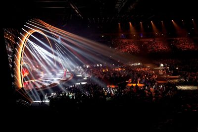 - Når først musikken spiller, er det svært ikke at elske Melodi Grand Prix, mener Anette Heick, der igen i år er vært sammen med Johannes Nymark. Billedet her fra Dansk Melodi Grand Prix i 2017. Foto: Bjarne Bergius Hermansen/DR