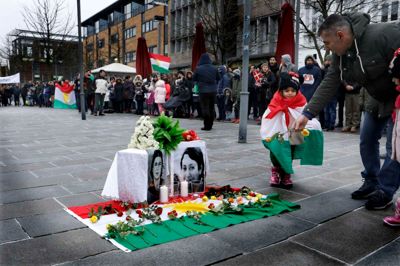 De flere hundrede syrere danner en slags ring omkring to kvinder, der er døde som følge af Tyrkiets bombninger, med flag og bannere med teksten »Save Afrin«, »Stop Afrin Genocide« - folkemordet. ? Foto: Henrik Ole Jensen