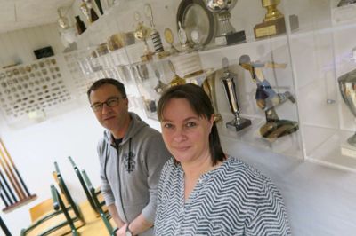 Pokalerne skal pudses i samlingen hos Studsgård GIF, der i år har eksisteret et århundrede. Formanden Torben Halkjær og Anita Pedersen håber, at gamle medlemmer vil invitere deres holdkammerater med til festen til august. ? foto: Jesper wind
