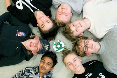 »Team Fed Ged« på Hammerum Skole med deres opfindelse undervandsmøllen i midten. Den skal trække strøm ud af regnvand i kloakrør. Anton Rasmussen nederst til højre har teamets sorte sponsortrøje på, og med uret er det Kajanen Satchitananthams, Paw Fonnesbech, Marius Emborg, Frederik Skov Walton Simonsen, Jonas Bach og Thomas Moesgaard. ? foto: tom laursen