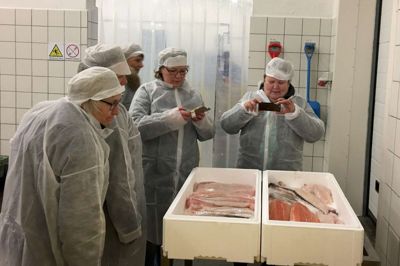 »Fisk er ikk' så ringe endda« lød budskabet i tv-reklamerne med Minna og Gunnar sidst i 90'erne. Og budskabet lever i bedste velgående. Derfor havde fiskeribranchen og Ringkøbing-Skjern Kommune inviteret repræsentanter fra nabokommunerne til inspirationsdag i Hvide Sande. ? Foto: Privatfoto