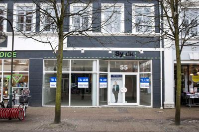 Selvom der lige nu er fire tomme vunduespartier i Bredgade Vest, er der også masser af butikker, som trives og gerne vil lokke flere kunder ned i deres ende af gågaden. ?Foto: Tom Laursen