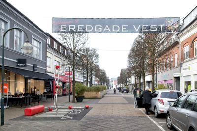 Der går seks år endnu, før Bredgade Vest får et løft som den øvrige del af gågaden. Foto: Tom Laursen