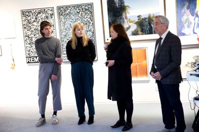 Fra venstre Mikkel Kaul Kristensen og Isabella Aleksandra Fuchs, kunsthistoriestuderende ved Aarhus Universitet og kuratorer på »Den moderne Kunstsalon«, og Line Sandvad Mengers, der i disse år er kurator på Vestjyllands Kunstpavillons udstillinger af samtidskunst, der støttes af Statens Kunstfond. Til højre kunstpavillonens formand, Erling Damgaard, der kunne fortælle, at der også er fernisering på de næste to udstillinger, selv om det er de samme værker - men præsenteret på en helt anden måde.