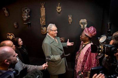 Prins Henrik besøgte Carl-Henning Pedersen & Else Alfelts Museum sidste år, da en del af prinsens enorme maskesamling blev udstillet. ?foto: tom laursen