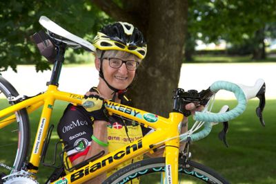 Anny Overgaard har flere gange cyklet til Paris sammen med Team Rynkeby, for at samle ind til Børnecancerfonden. En stor del af midlerne skaffes via aftaler med sponsorer, som kan købe sig reklameplads på ryttertøjet og på servicebilerne. Nu hvor indsamlingen foregår ved gourmetmiddag, er det blandt andet mad og underholdning, der er sponsoreret. ?FOTO: PETER JESSEN