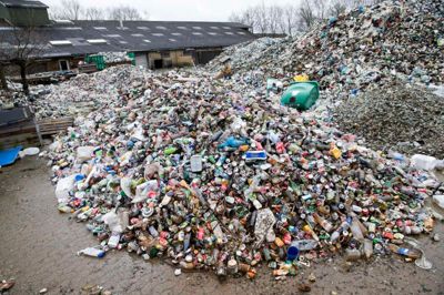 Herning Kommunes virksomhedsteam har blandt andet lavet stikprøvekontrol af vinduesrammer for at undersøge, om de skulle indeholde stoffet PCB. Foto: Tom Laursen