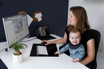 Mirjam Jørgensen går hjemme på barsel med sønnen Malte på syv måneder, og det giver hende god tid til også at passe den webshop, hun startede for to år siden, ModernHouse.dk. Håbet er at kunne leve af at sælge boligartikler. ? Foto: Henrik Ole Jensen