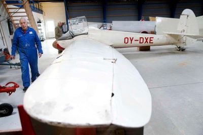 Erling Rasmussen fra Kolding har været på vingerne i halvdelen af flyvningens historie. Det gør han stadig og gerne i et af de veteranfly, som Dansk Svæveflyvehistorisk Klub renoverer og har på vingerne hvert år.?foto: flemming hansen