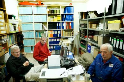 Dansk Svæveflyvehistorisk Klub blev stiftet 1988 og har til formål at sikre dansk svæveflyvehistorie for eftertiden. Fra venstre i klubbens arkiv er det Jørgen Ø. Andersen, Silkeborg, Ove Hillersborg, Holstebro og Erling Rasmussen, Kolding.?foto: flemming hansen