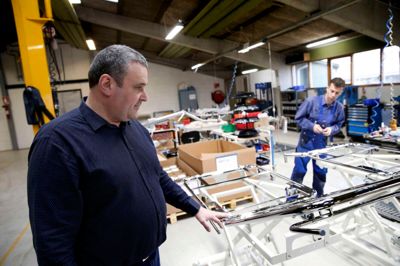 Indehaver af Rehab Care, Martin Gam, har allerede fået patent på en af sine behandler-stole, og der er en endnu mere »vild« stol i støbeskeen, afslører han. Og det med patenter er blevet langt lettere, siden regeringen flyttede den afdeling til Ikast. ?Foto: Flemming Hansen