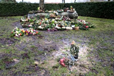 De ukendtes grav på Nordre Kirkegård i Herning. Her bliver den 68-årige mand fra Studsgård begravet efter bisættelsen. Han havde som tidligere sømand ønsket at få spredt sin aske over havet. Det rakte hans pengepung ikke til. Det ville koste 5000 kroner ud over den faste begravelsesydelse på 11.000 kroner, som Herning Kommune yder.? foto: tom laursen