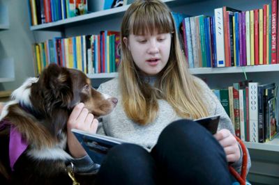 Mia Clausager Thomassen fra Vildbjerg læste ikke ret meget derhjemme før i tiden, men når hun fik lov til at læse for Liva, flød ordene meget lettere, og for hver gang blev der også læst mere og mere hjemme på værelset. Her havde hun et billede af Liva at læse højt for - og som afslutning på forløbet modtog hun desuden en lille hundebamse, så hun i hvert fald ikke kommer til at savne selskab, når hun åbner bøgerne. ? foto: Flemming Hansen