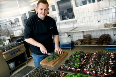 Direktør Nicolaj Lauersen i Gastro 13's køkken i Birk. Gastro 13 er kendt for sine tapasanretninger, men hovedparten af menuerne er faktisk tre-retters menuer. Han er opvokset i Lind. Han har tidligere arbejdet i køkkenet hos A Hereford Beefstouw, Bryggeriet og Madheksen. ?Foto: Henrik Ole Jensen