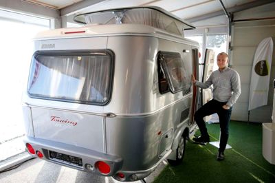 Mange læsere vil nikke genkendende til denne Hymer-campingvogn. Den er nemlig bygget efter samme koncept gennem næsten 50 år og er campingvognen til parret, konstaterer Mark Overgaard fra Campingspecialisten. Pris: 140.000 kroner.