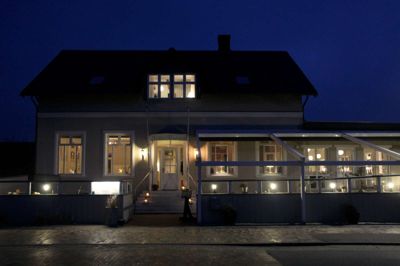 Billedet øverst: »Restauranten med værelser«, som Lars Bonde siger, har tre store værelser på 1. sal og seks værelser i et anneks til venstre for hotellet. Om sommeren er der leben på terrassen foran hotellet, hvor den store markise forlænger aftenerne.
Billedet nedest: Kellers Badehotel blev oprindelig bygget som Kellers Konditori dengang, Fanø blev lanceret som alternativ til de populære nordtyske kursteder. Senere blev øen mål for Danmarks første indenrigsrute, når velhavende københavnere skulle opleve frisk luft og strand.
