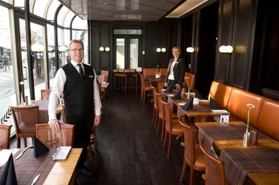 Inspektør Jimmy Nielsen og hotelchef Agnetha Nielsen kan nu byde indenfor i en helt nyrenoveret udgave af glashuset, som er en del af Hotel Eydes restaurant, Sankt Jørgen. ?Foto: Tom Laursen