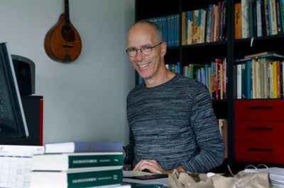 Sognepræst Klaus Møberg har udfordret nogle kirkegængerne til at stille spørgsmål til prædiketeksten, for at få personerne til at tænke mere over tekstens indhold, og derved ramme andre kirkegængere der går med samme tanker. ? Foto: Henrik Ole Jensen