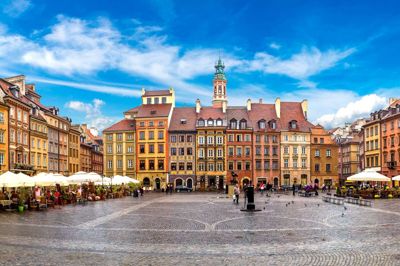 Markedspladsen i den gamle bydel. Kun to tomter stod tilbage, da Anden Verdenskrig var overstået, men bygningerne er møjsommeligt blevet genopbygget. Bygningerne for enden af Markedspladsen huser nu Warszawas bymuseum, hvor man blandt andet kan finde modeller af pladsens sønderbombede udseende efter verdenskrigen. I sommertiden er pladsen fyldt med serveringssteder, og her kan man fint slappe af en time eller to.