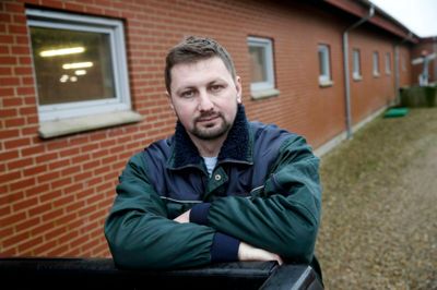 Alexandru-Vasile Luteah, 28 år, fra Rumænien. Bor i Ørnhøj og har været i Danmark cirka fire år. Arbejder på Volsgaard Avl og Opformering og har modtaget sprogundervisning i sammenlagt cirka to år.
- Jeg vil meget gerne blive bedre til at tale dansk. Jeg har et barn på vej, og så vil jeg gerne kunne forstå, hvad de siger i børnehaven og skolen. Jeg vil også gerne kunne læse avisen - lige nu kan jeg kun læse 50 procent af det, der står.
- Dansk er et svært sprog, især når folk har dialekt, så forstår jeg ingenting. Der er også mange regler i det danske sprog, men det er der også i det rumænske.