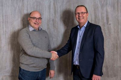 Direktør i Jakobsen & Blindkilde, Esben Pedersen (t.v.) og direktør i NCC Danmark, Palle Bjerre Rasmussen giver her håndslag på opkøbet. Foto: Pr-foto