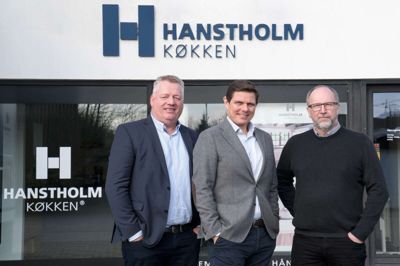 Carsten B. Andersen (t.v.) og Søren Overgaard har overtaget Hanstholm Køkken i Thisted fra Magnus Hovmøller Sørensen. Efter fem år i Thailand er han nu tilbage i Herning, hvorfra han tager køreturen til Thisted.? Foto: Fotografen Thisted
