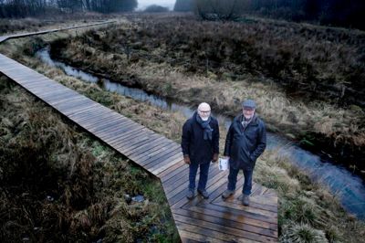 Naturen er stadig klædt vinterlige farver, men området langs den nyligt genslyngede Bording Å er skønt uanset årstid. Takket være Bording Lokalråd og andre frivillige kræfter i byen er det nu muligt at færdes på de ellers alt for sumpede arealer. Også i kørestol, med rollator eller med barnevogn. På billedet Sven Odgaard og Evald Asp Sørensen, der er blandt de lokale borgere, som har lagt hundredvis af timers arbejde i at skabe nye stier og andre faciliteter i og omkring byen. ?Foto: Henrik Ole Jensen
