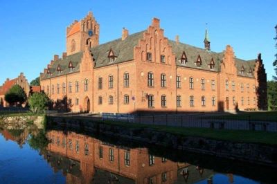 Skolen er Danmarks største kostskole og tilbyder foruden enhedsskolen fra 6. klasse til 3.g også en international grundskole og den internationale studentereksamen. Her er cirka 645 elever, hvoraf de 287 er kostelever.