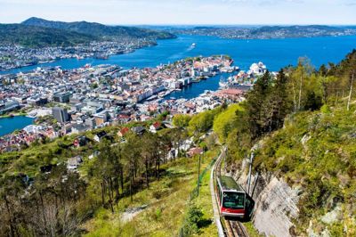 Bergen er en meget smuk by med en fantastisk beliggenhed. Vi tager Fløibanen op til udsigtspunktet Fløyen, hvorfra udsigten er overvældende.