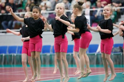 DGI Midtjylland Hammerum holdt søndag sit årlige børnestævne for områdets yngste gymnaster, og rigtig mange af områdets foreninger havde hold med til den store opvisning. Da Herning Folkeblads udsendte kiggede forbi, var der hold fra både Gullestrup, Ikast og Kibæk på gulvet. Foto: Henrik Ole Jensen