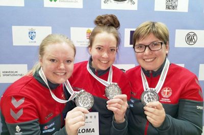 Rikke Mæng Ibsen (i.m) kan stolt fremvise karrierens første EM-medalje. Hun vandt søndag sølvmedaljer sammen med Stine Nielsen (t.v.) og Lene Petermann ved EM i Györ. ?Foto: Dansk Skytte Union