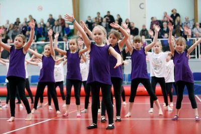 De 47 piger på Mini Badut og Danse Piger fra Ikast GF viste rytmisk gymnastik for de mange tilskuere i Sportscenter Herning, hvor DGI Midtjylland Hammerum søndag havde kæmpe børnestævne. Foto: Henrik Ole Jensen
