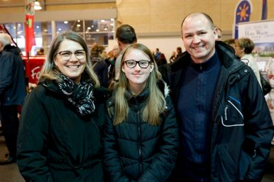 Ulla, Emma og Erland Olldag, Esbjerg:
- Vi er her for at hente inspiration. Vi kører normalt sydpå til campingpladser, men sidste år var vi på charterferie på Mallorca. Jeg er dog ikke så glad for at flyve. Men vi vil rundt og se på, hvad de har, siger Erland Olldag.
- Jeg har altid drømt om at komme på krydstogt, så det kunne være sjovt at se nærmere på. Budgettet har jo også noget at sige, og vi har konfirmation i år, så det sætter sine begrænsninger. Vi er kørt til Sydfrankrig nogle gange og har boet i mobilehome, hvilket er godt til små børn, men nu er de 14 og 16, og så vil de gerne bo på hotel. Som mor kan jeg også godt lide tanken om at slippe for at lave mad, så vi kan bruge tiden på noget andet, for vi kan godt få børnene med på noget kultur nu, hvor de er blevet større. Vi er ikke sådan en familie, der ligger ved stranden hele dagen. ??foto: Henrik Ole Jensen