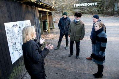 Kulturminister Mette Bock (t.h.) var tidligere på året på besøg hos Skovsnogen, der er en del af Herning Kommunes ansøgning om at blive talentkommune. ?Foto: Tom laursen