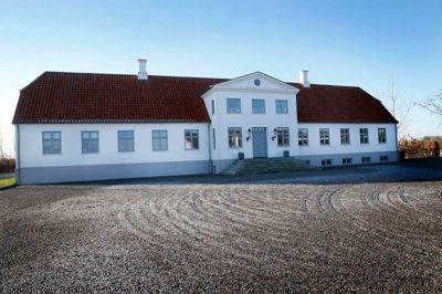 Den hvide, herskabelige ejendom på Tvedvej er blevet sat til salg. Foto: Flemming Hansen