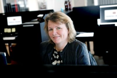 Gitte Nielsen fejrer sit 25-årsjubilæum ved Danish Crown. Dagen markeres med rundstykker og smørrebrød med kollegerne i Sdr. Felding. ?Foto: Henrik Ole Jensen