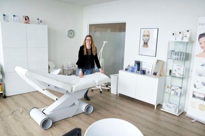 Kosmetisk sygeplejerske Alette Dalsgaard i det kosmetiske rum, hvor der laves diverse kosmetiske behandler som botox- og laserbehandlinger. Foto: Tom Laursen