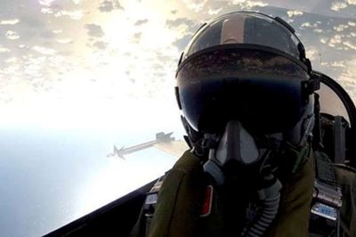 Jagerpilot Thomas Kristensen giver foredrag i Haderup. Foto: PR-foto